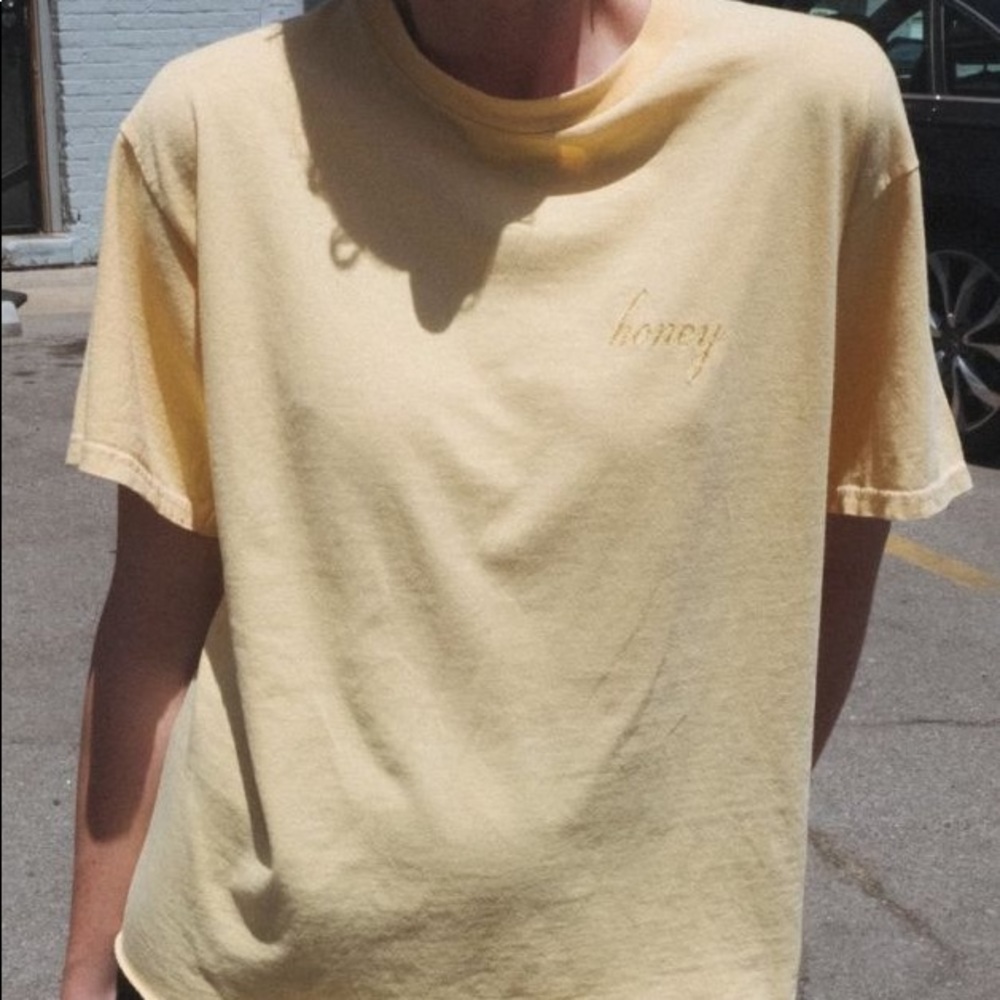 BRANDY MELVILLE honey tee shirt